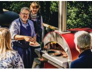 Biesiadowanie z piecem do pizzy w domu i na zewnÄ…trz.